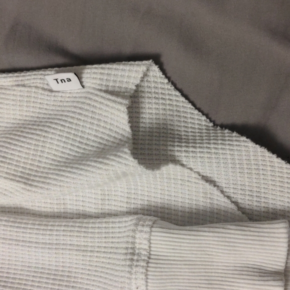 TNA waffle knit top with rounded edge bottom size med - Picture 4 of 4